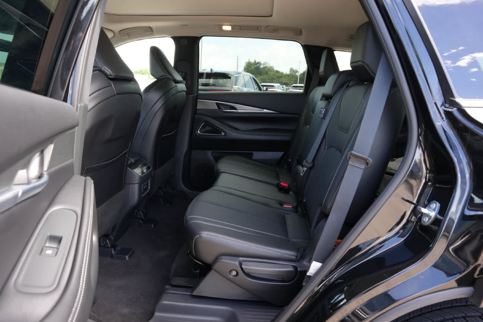 Certified 2027 INFINITI QX60 Luxe w/ Cargo Package FWD image 18