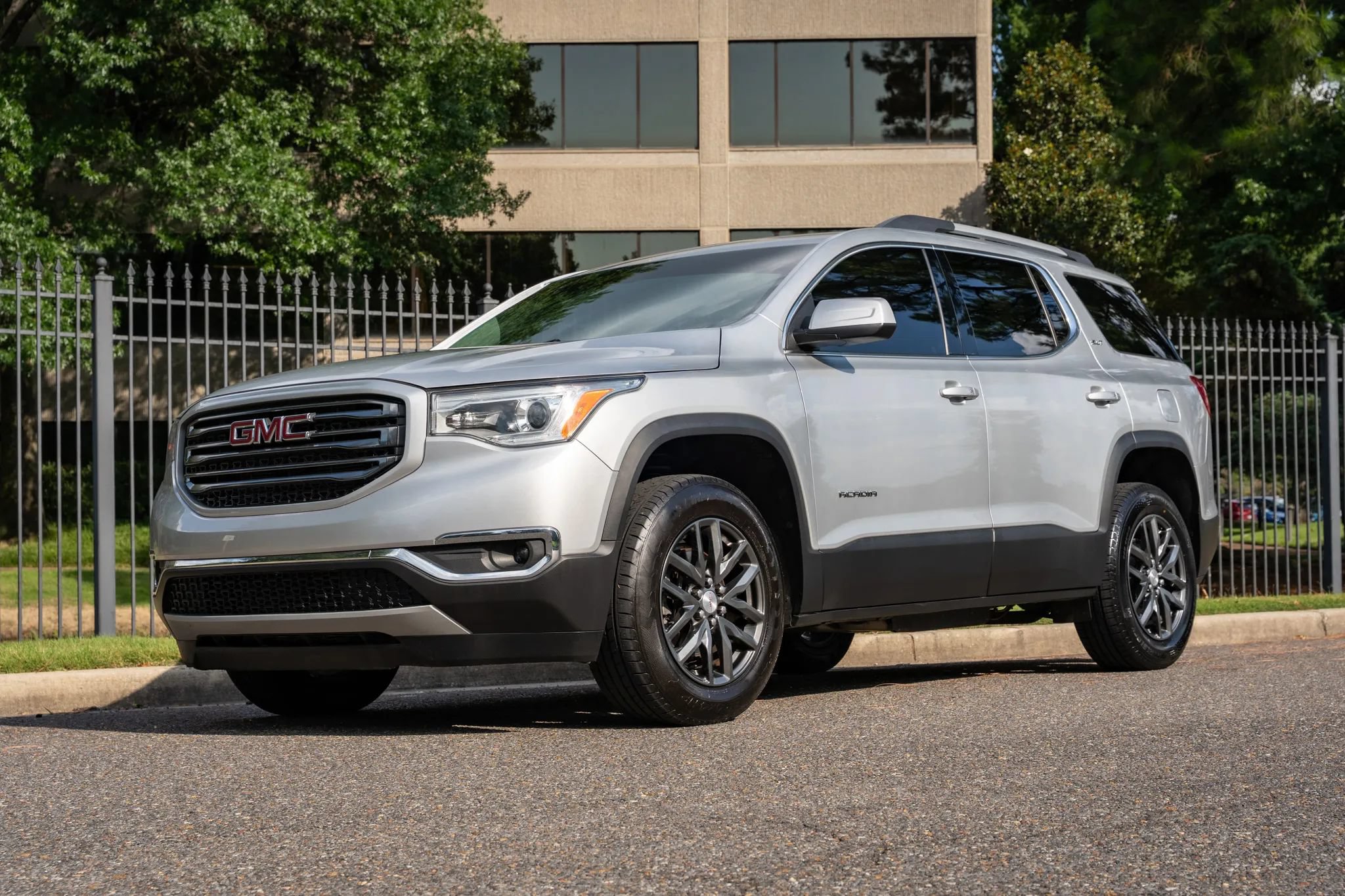 Used 2019 GMC Acadia SLT AWD/4WD image 1