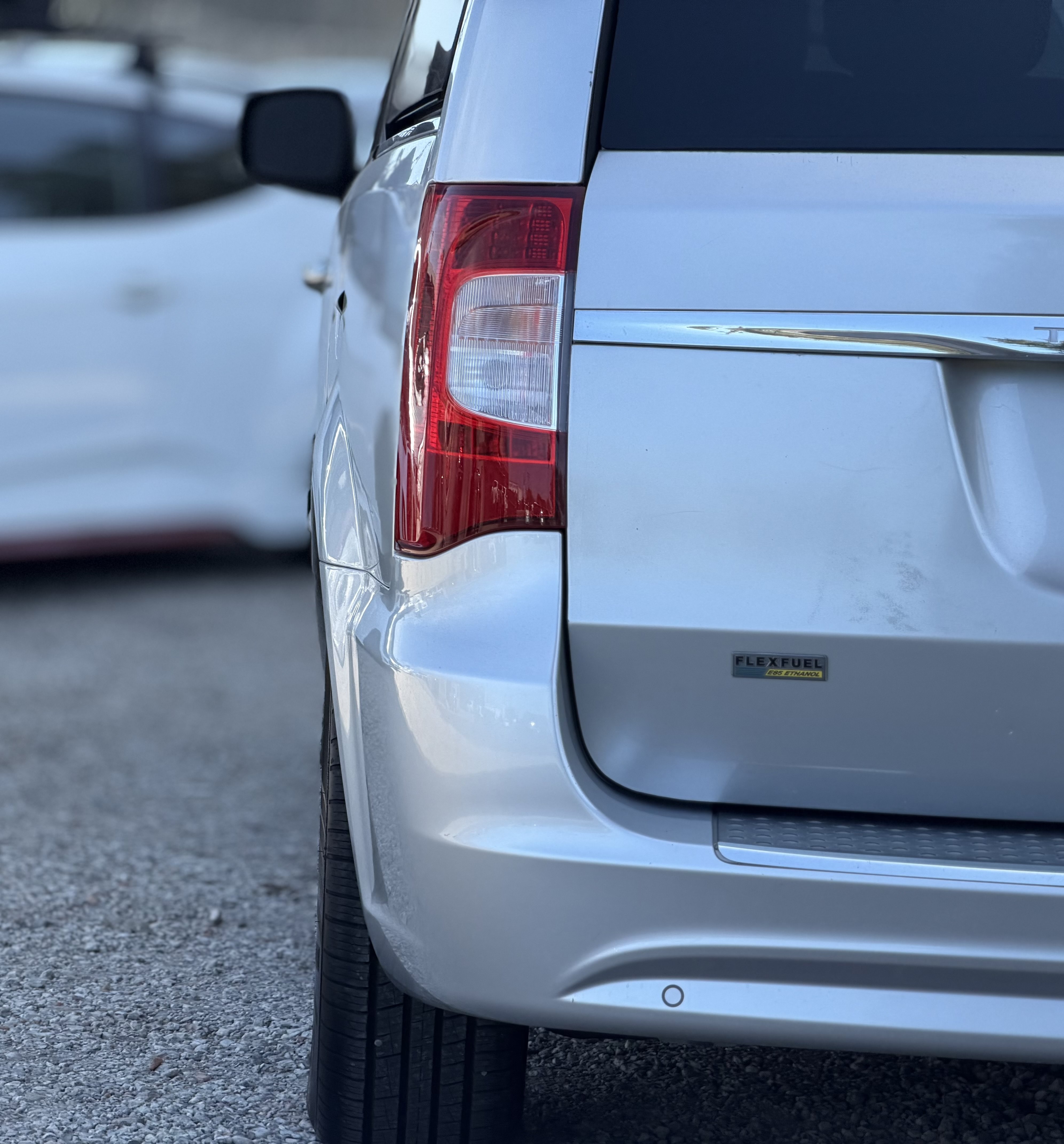 Used 2011 Chrysler Town & Country Touring-L w/ Entertainment Group #2 FWD image 10