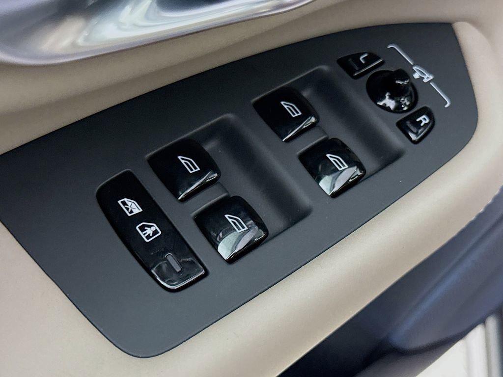 Used 2025 Volvo XC90 B5 Plus w/ Protection Package image 18