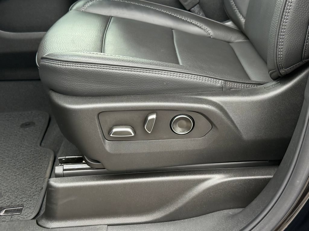 Used 2025 GMC Yukon Denali w/ Sun & Power Step Package AWD/4WD image 16