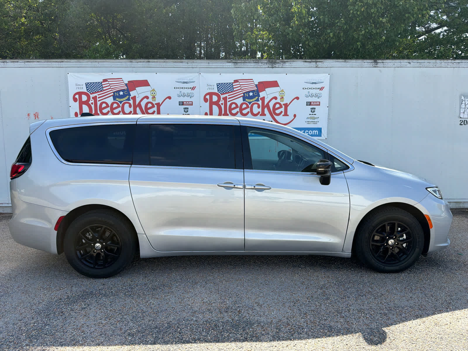 Used 2024 Chrysler Pacifica Touring-L FWD image 2