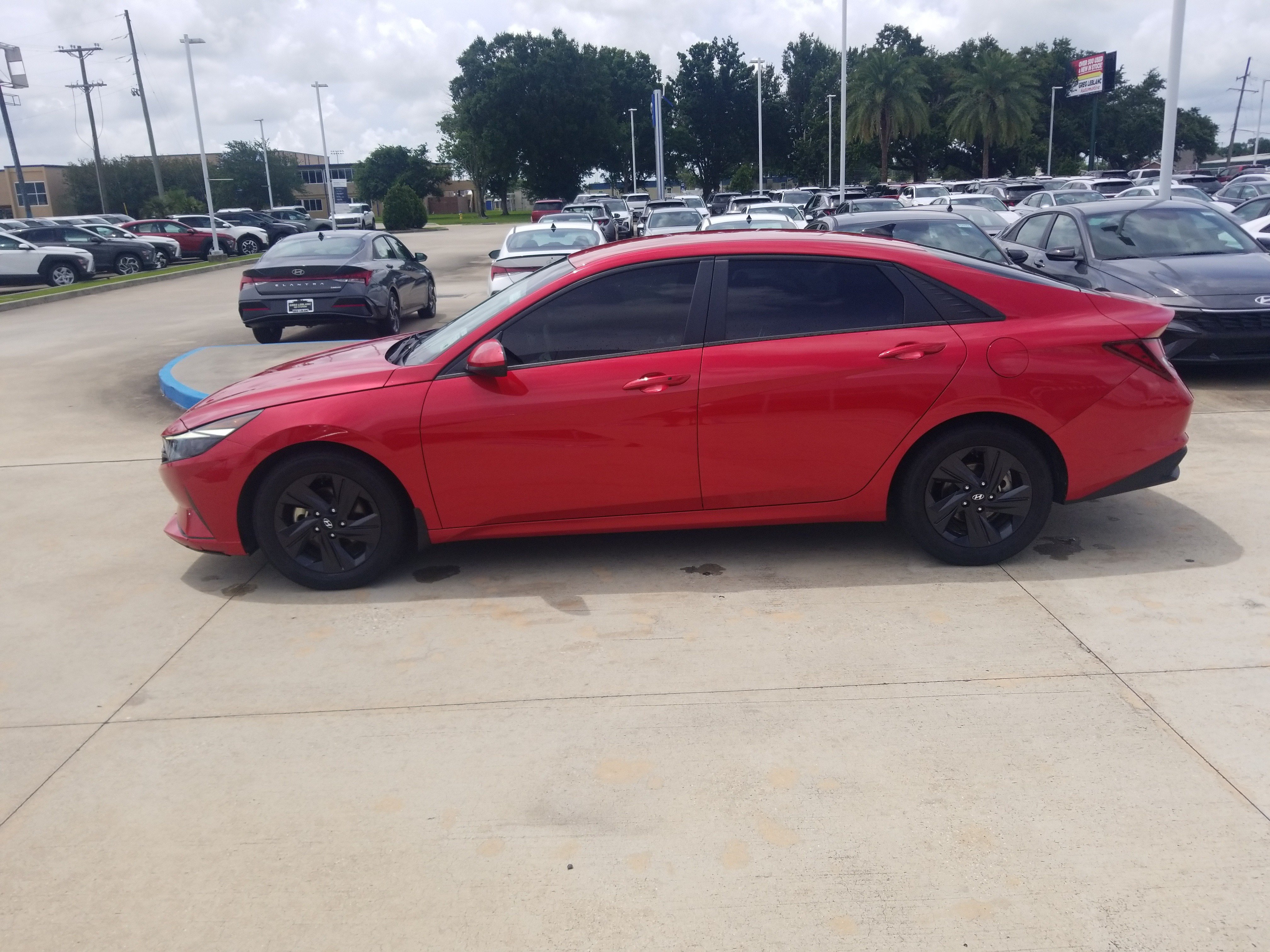 Used 2023 Hyundai Elantra SEL FWD image 4