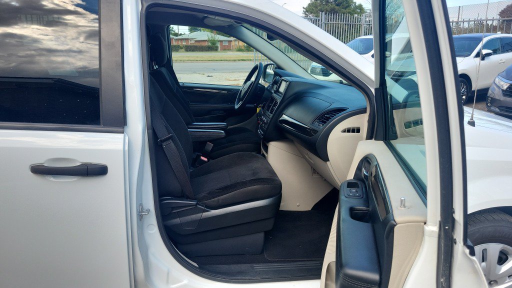 Used 2019 Dodge Grand Caravan SE FWD image 15