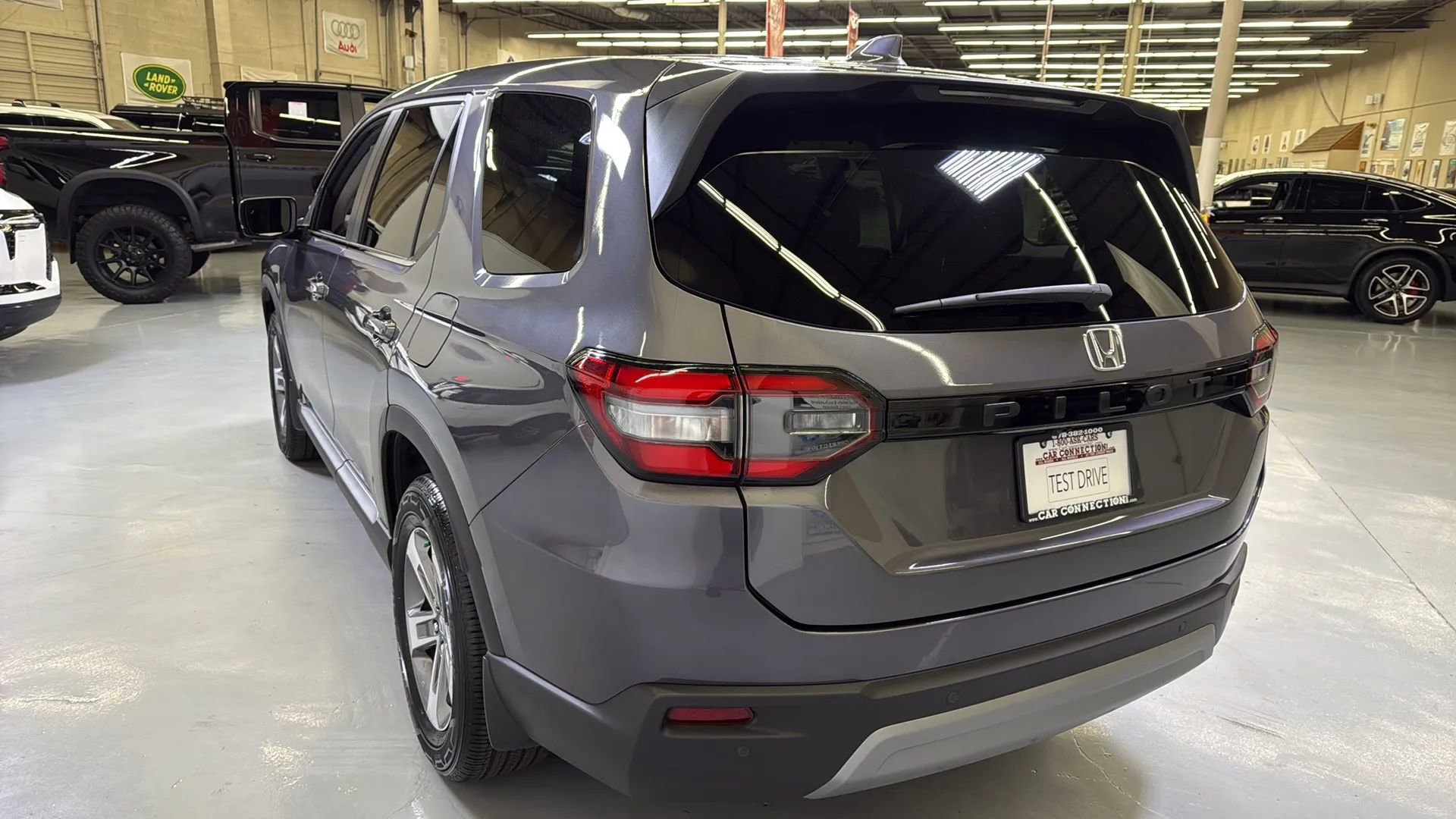 Used 2025 Honda Pilot EX image 6