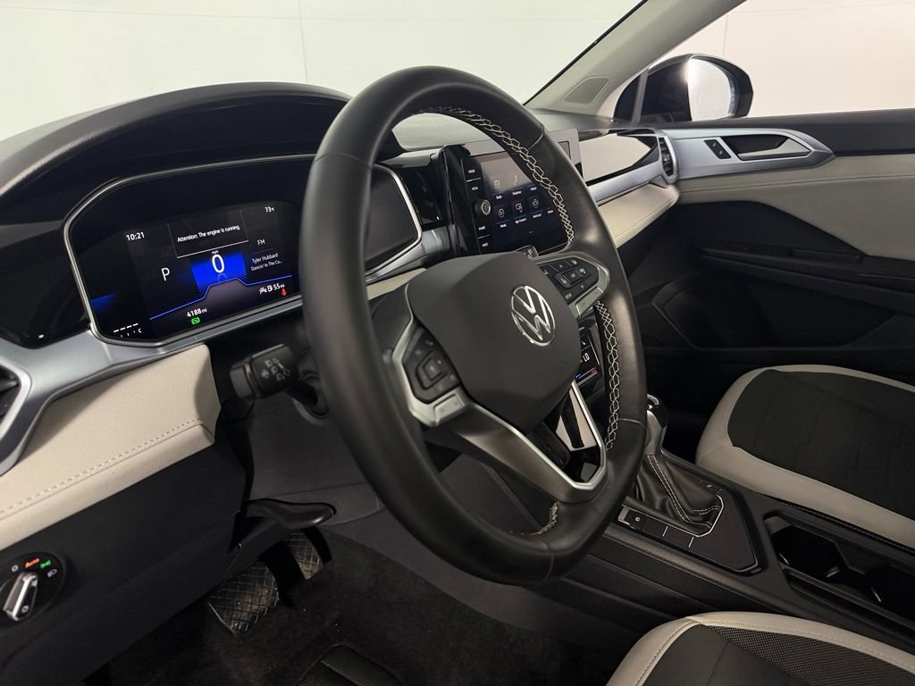 Used 2025 Volkswagen Taos SE w/ Panoramic Sunroof Package FWD image 21