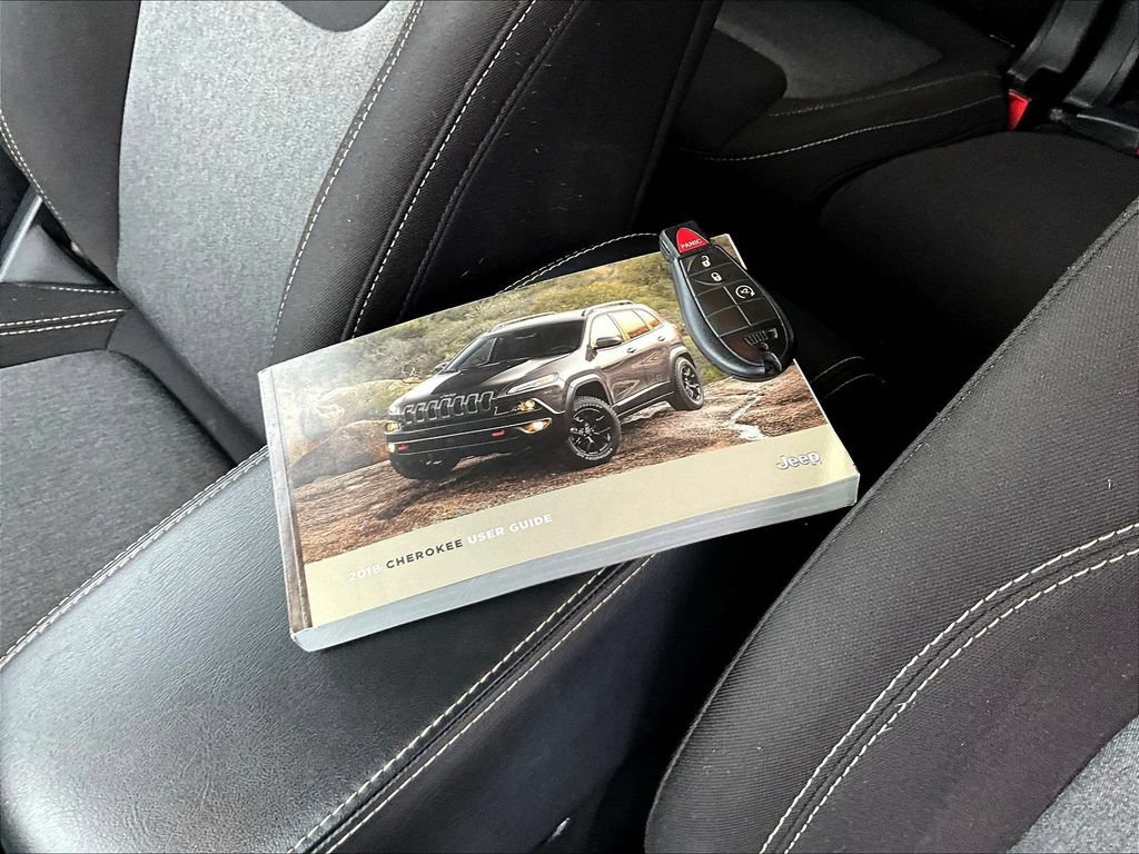 Used 2018 Jeep Cherokee Latitude w/ Cold Weather Group AWD/4WD image 37