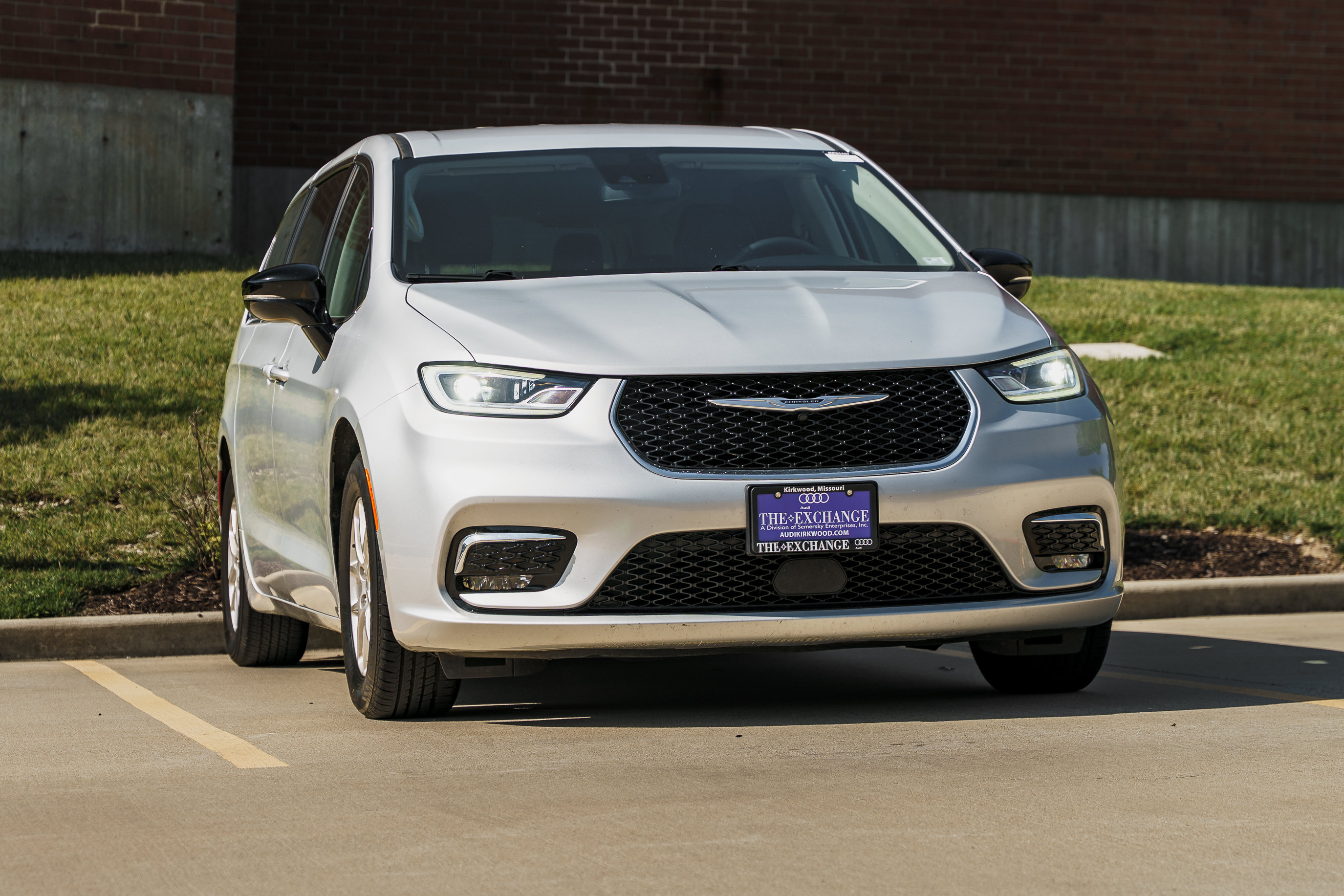 Used 2024 Chrysler Pacifica Touring-L FWD image 1