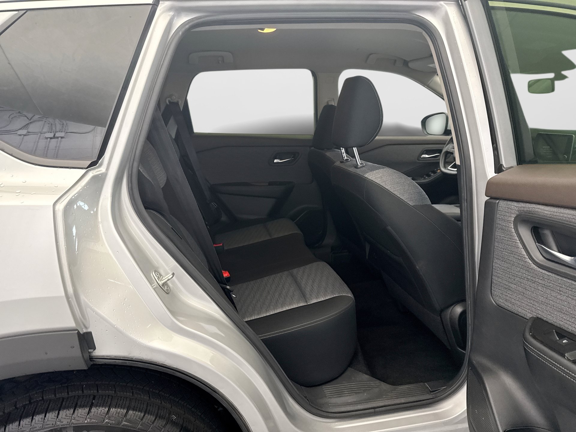 Used 2023 Nissan Rogue SV AWD/4WD image 17