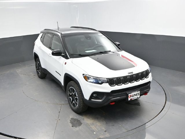 New 2026 Jeep Compass Trailhawk w/ Sun, Sound & Navigation Group AWD/4WD image 33