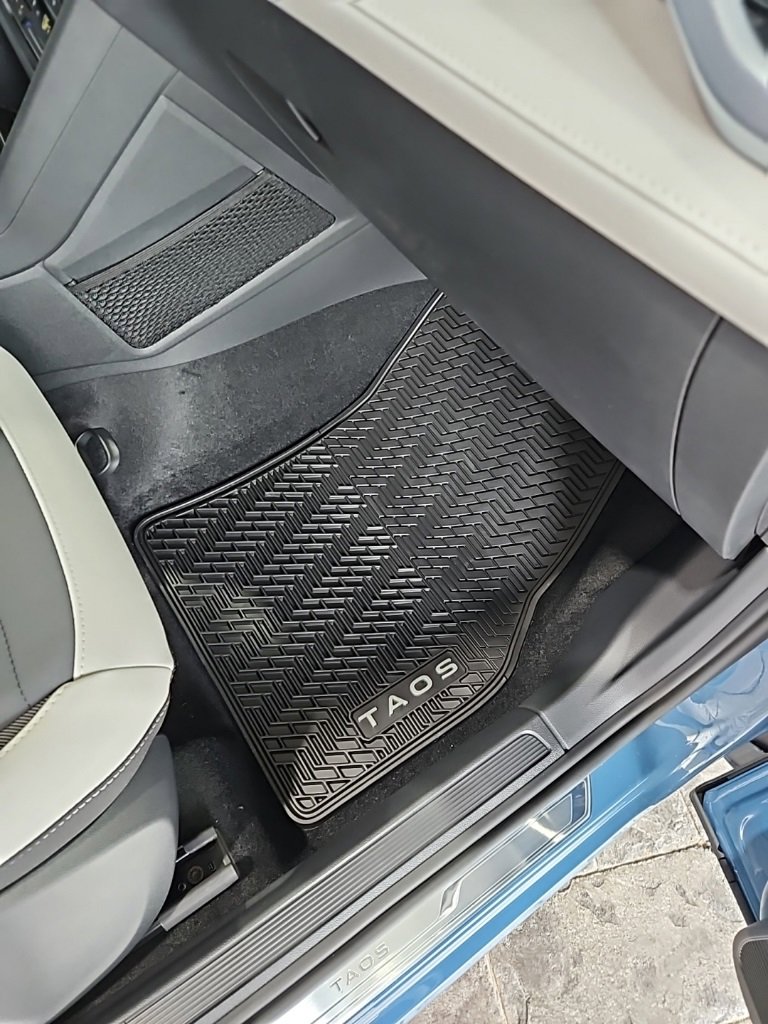 New 2026 Volkswagen Taos SE image 14