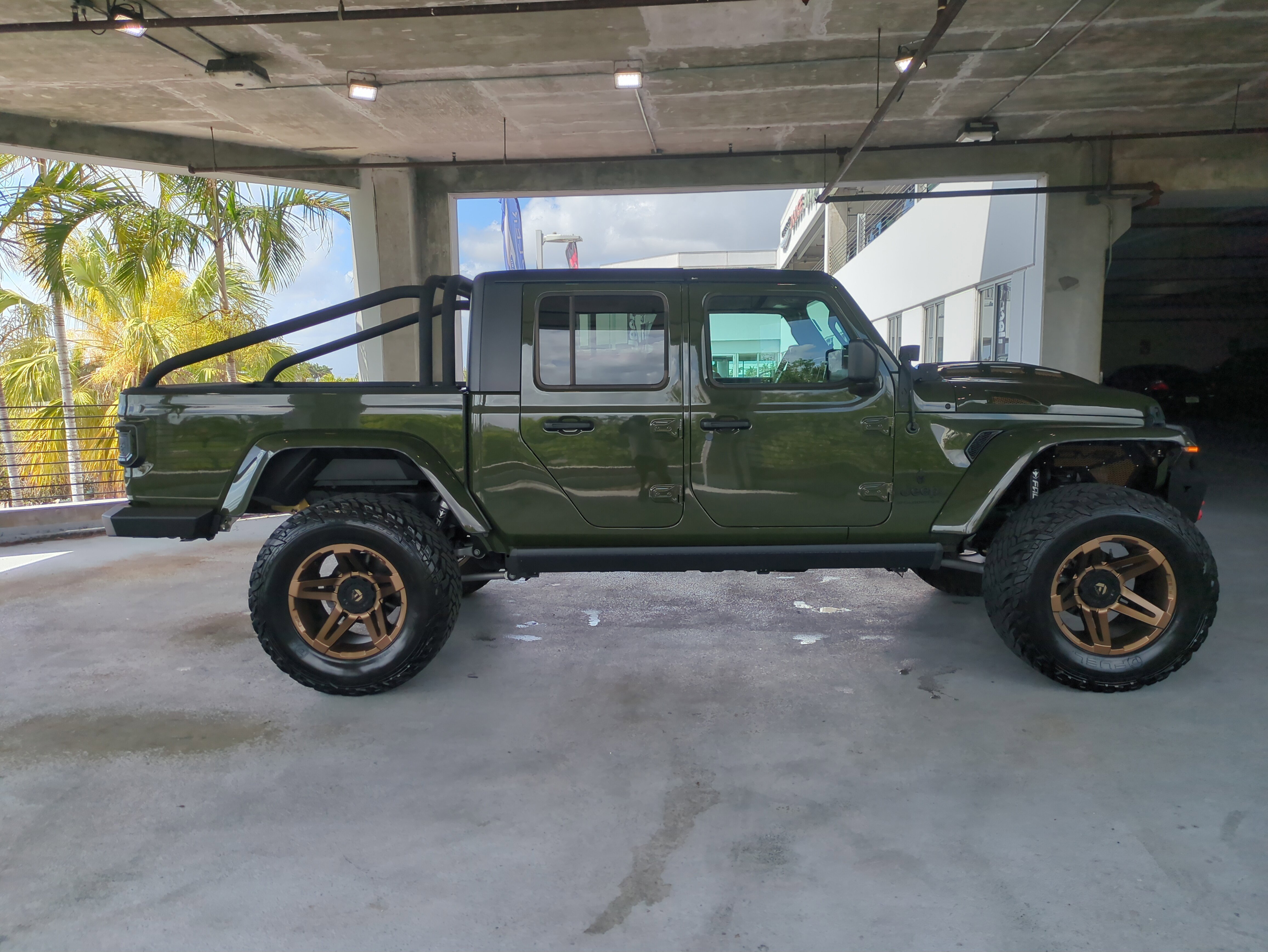 Used 2023 Jeep Gladiator Sport image 4