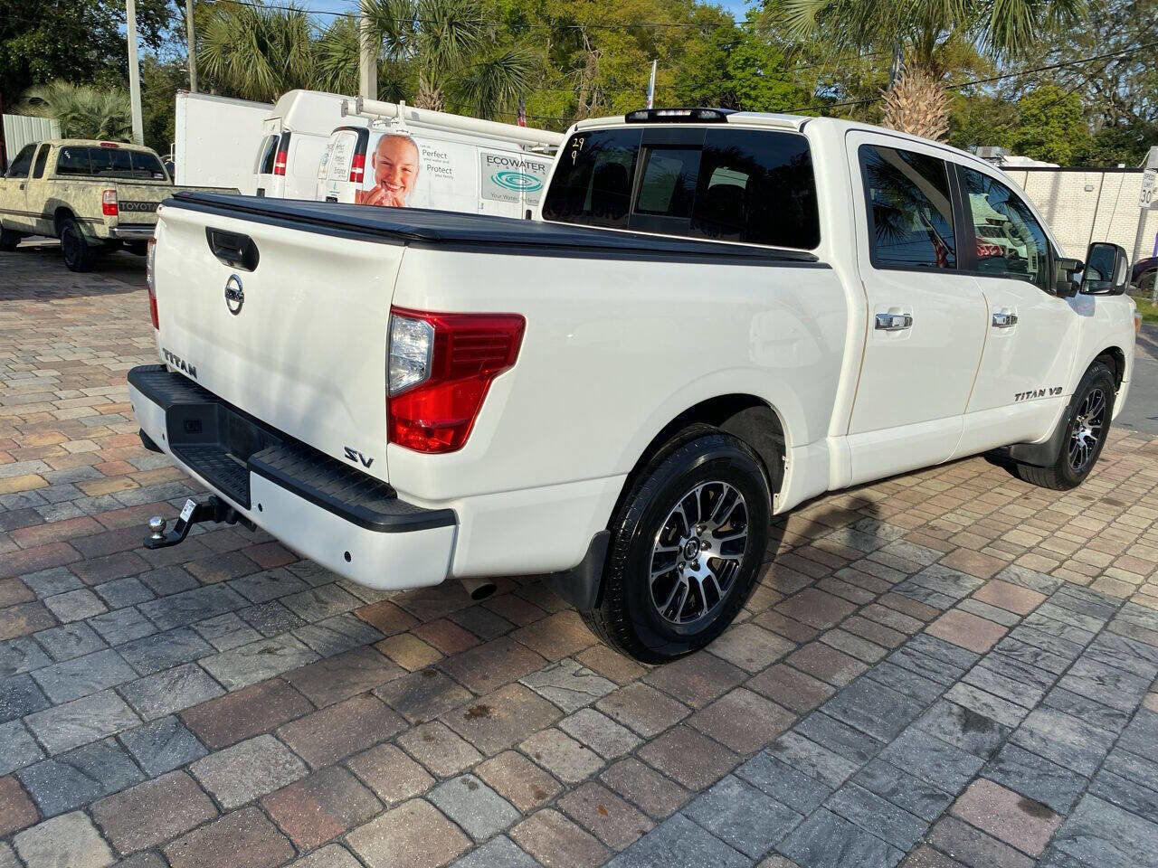 Used 2020 Nissan Titan SV w/ SV Convenience Package image 3