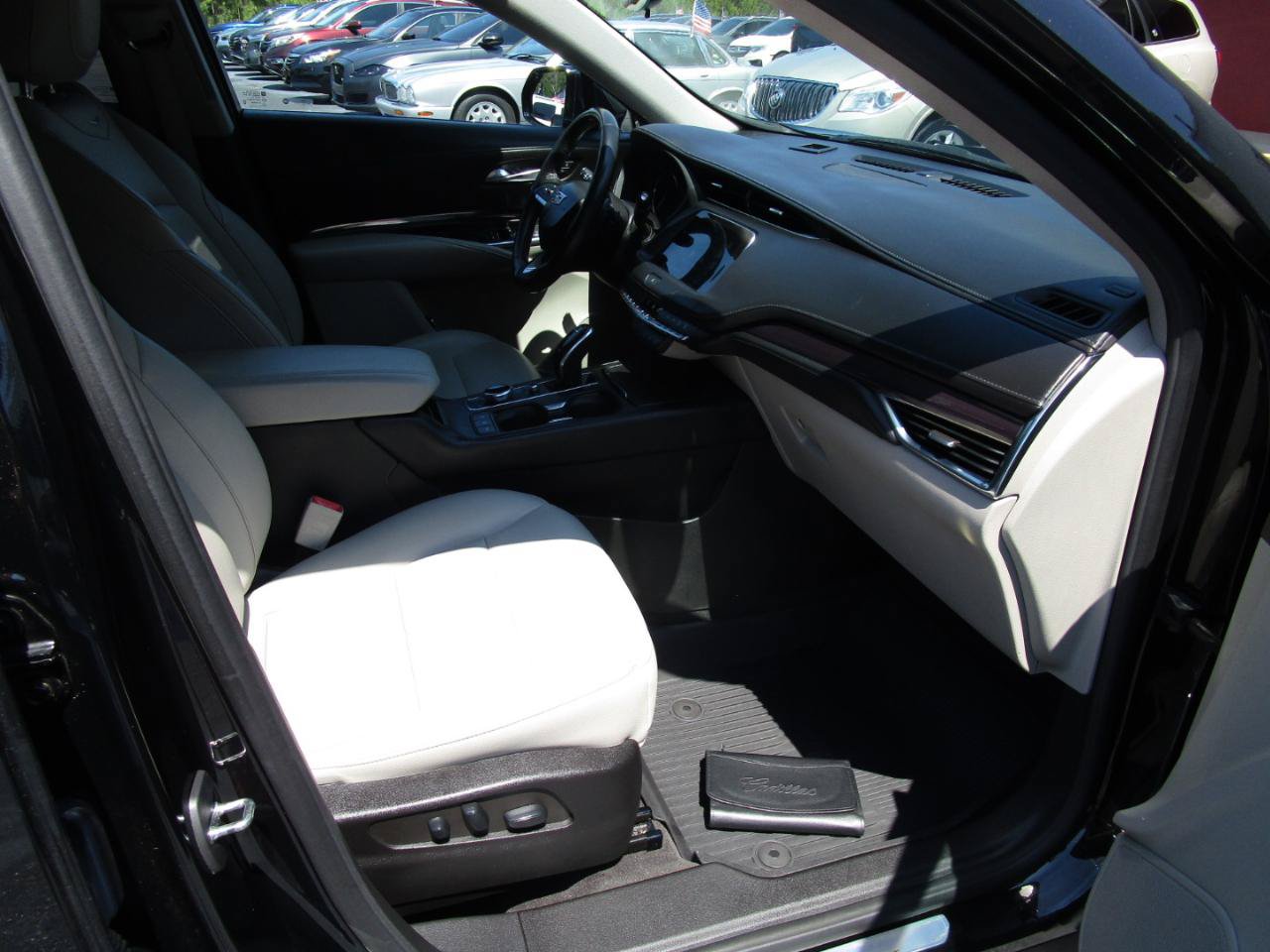 Used 2021 Cadillac XT4 Luxury w/ Cold Weather Package FWD image 23