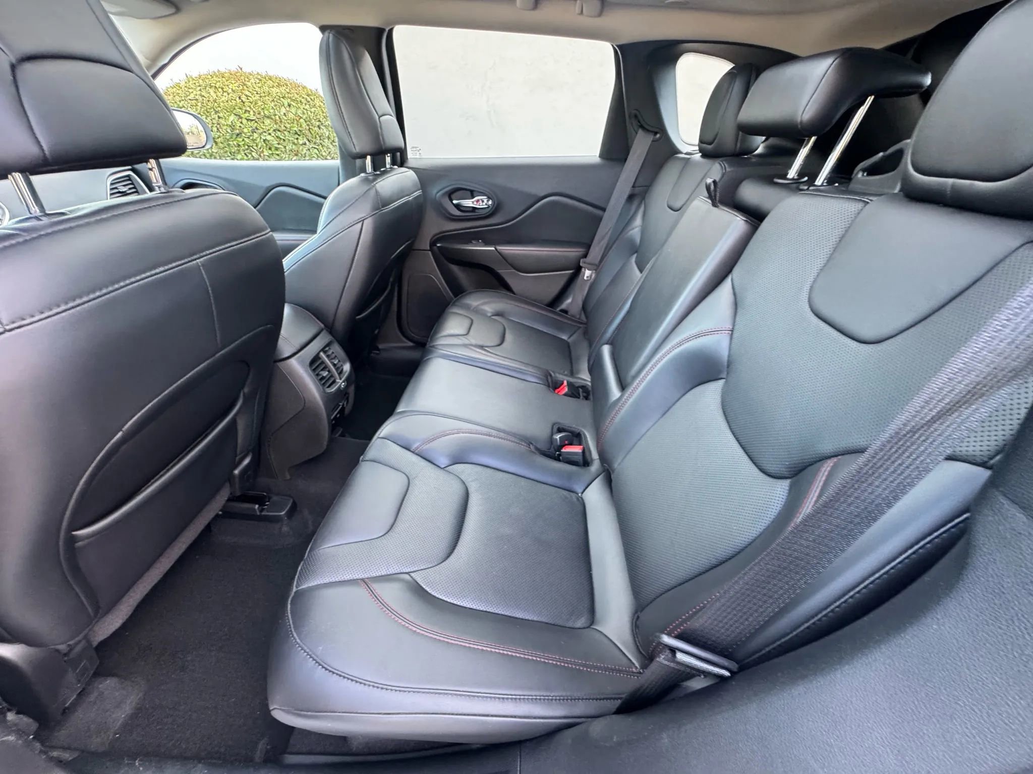 Used 2020 Jeep Cherokee Trailhawk image 17