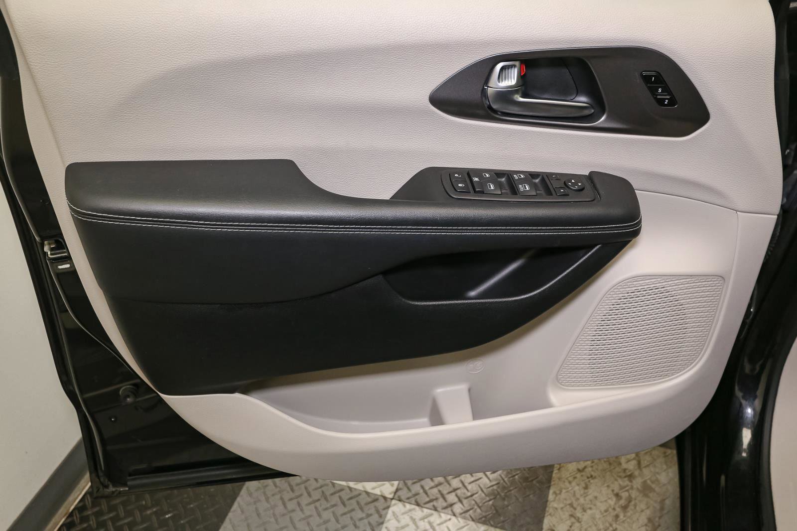 Used 2024 Chrysler Pacifica Touring-L image 35