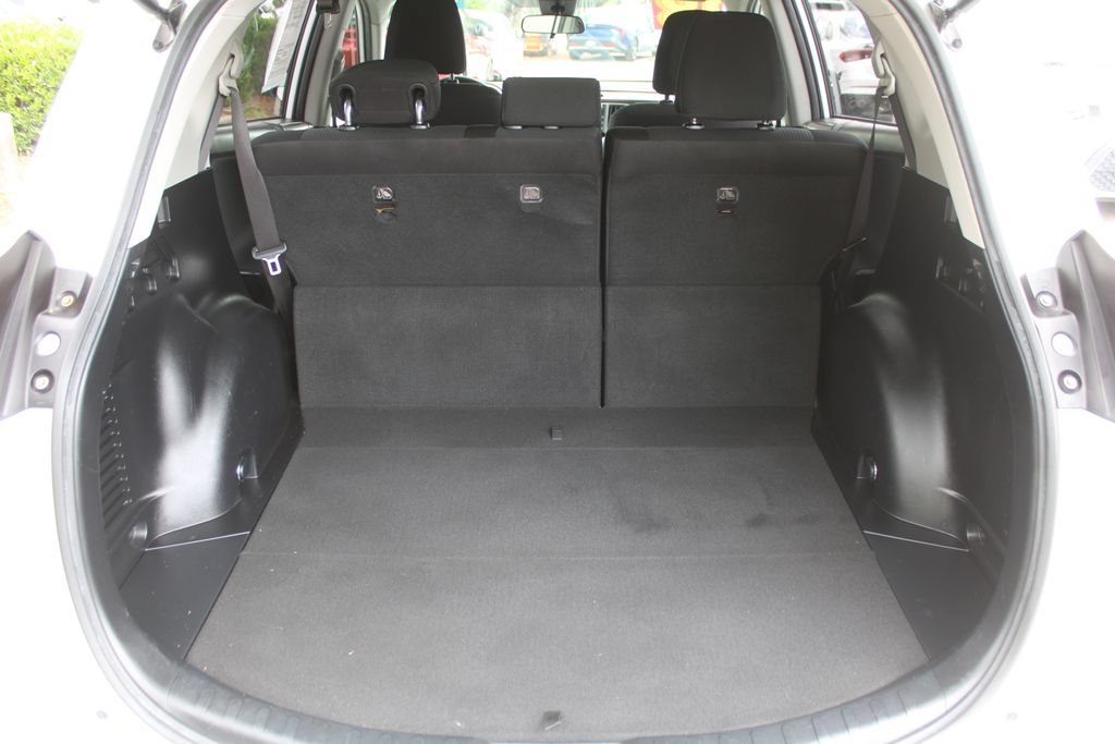 Used 2018 Toyota RAV4 LE FWD image 10