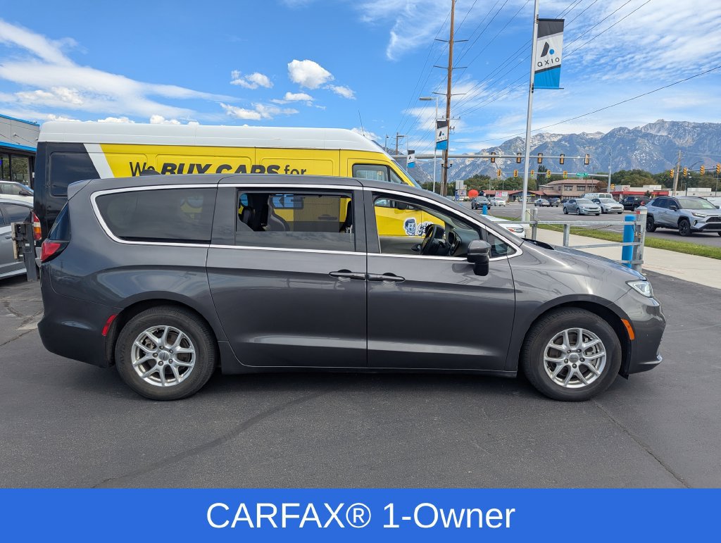 Used 2023 Chrysler Pacifica Touring-L FWD image 2
