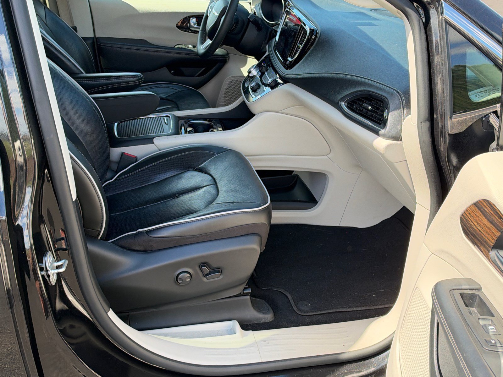 Used 2023 Chrysler Pacifica Limited FWD image 13