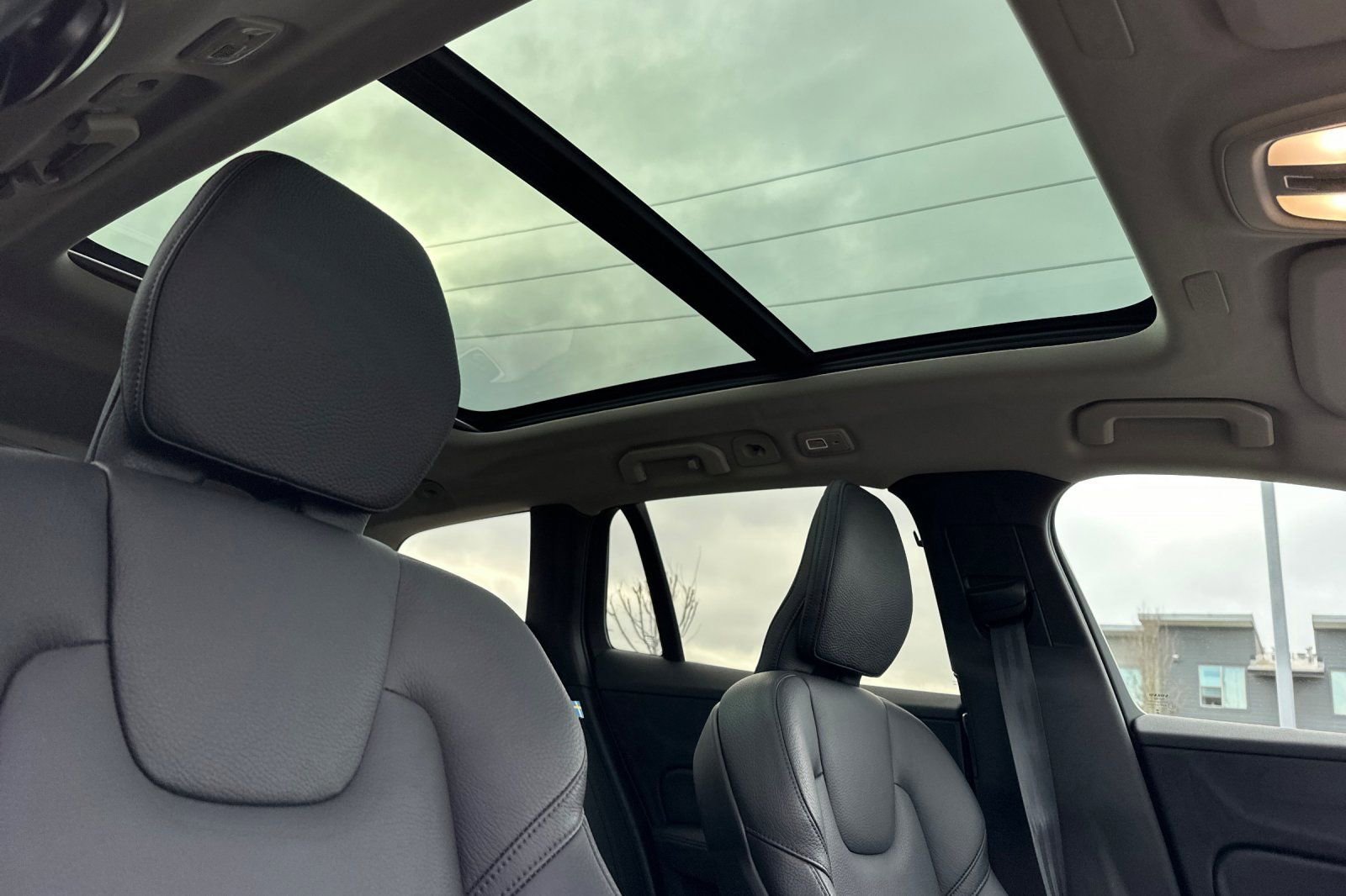 Used 2025 Volvo V60 B5 Cross Country Plus image 17