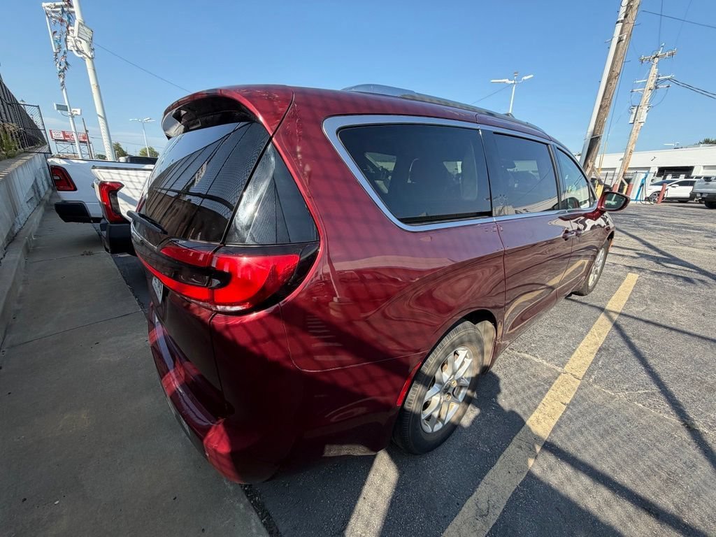 Used 2021 Chrysler Pacifica Touring-L FWD image 4