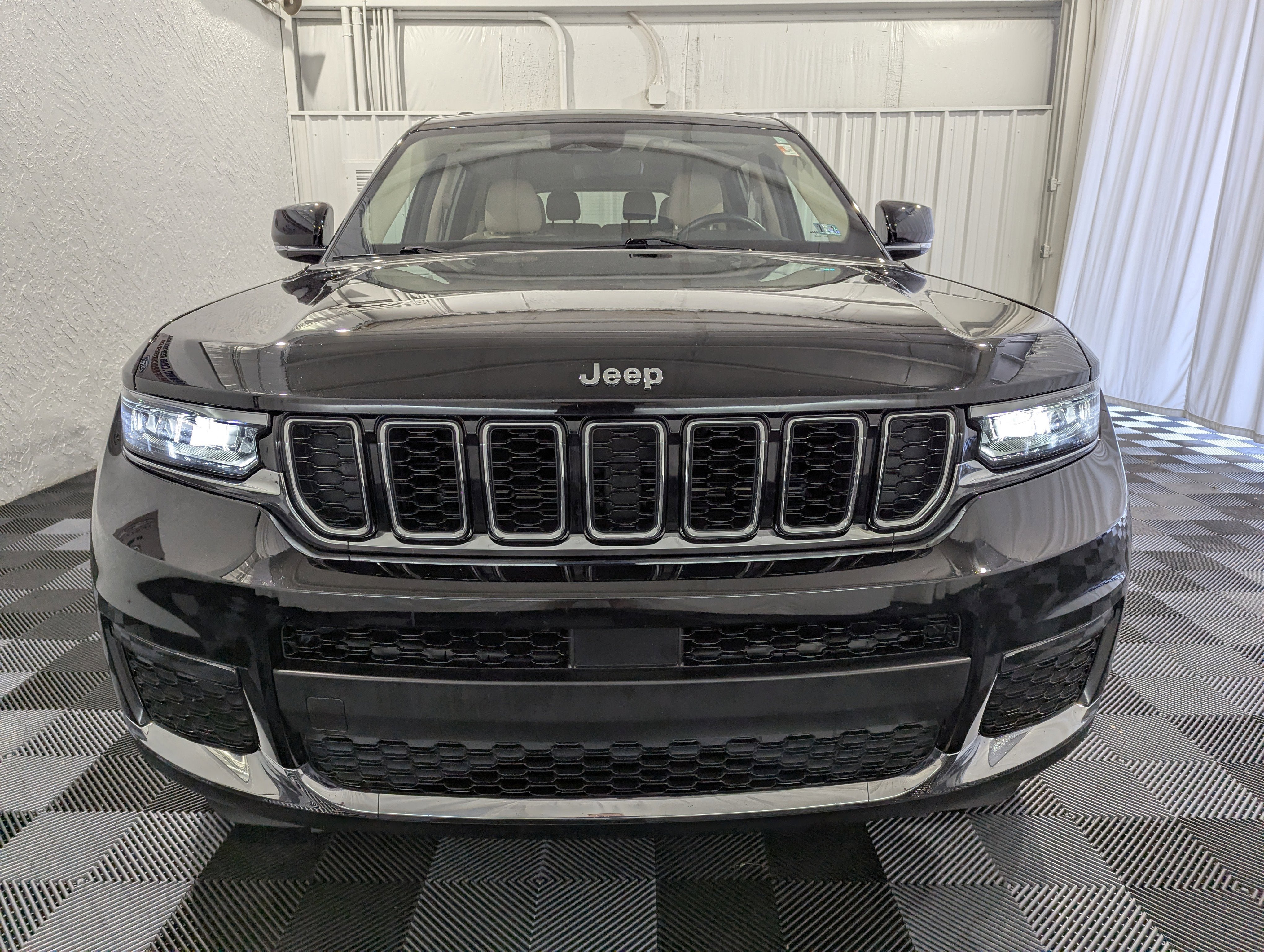 Used 2022 Jeep Grand Cherokee L Limited AWD/4WD image 4