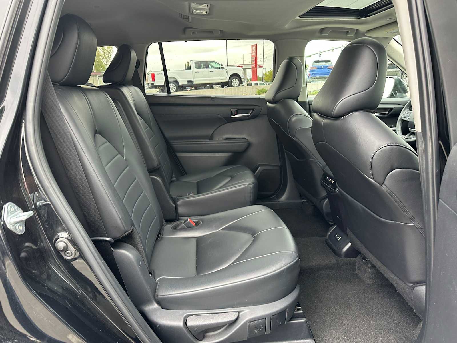 Used 2024 Toyota Highlander XLE image 12