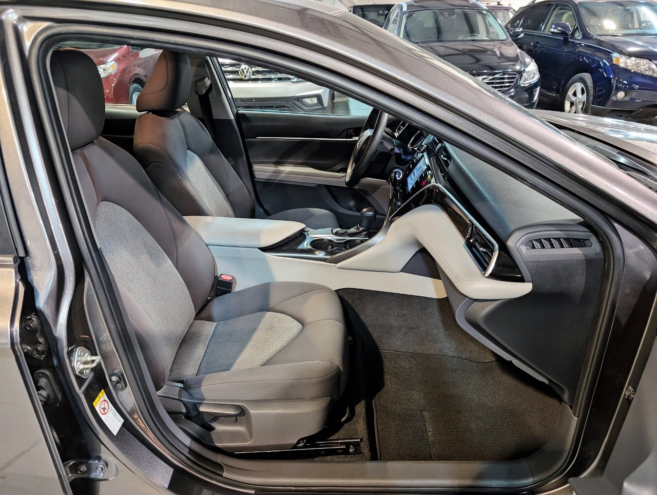 Used 2018 Toyota Camry LE image 29