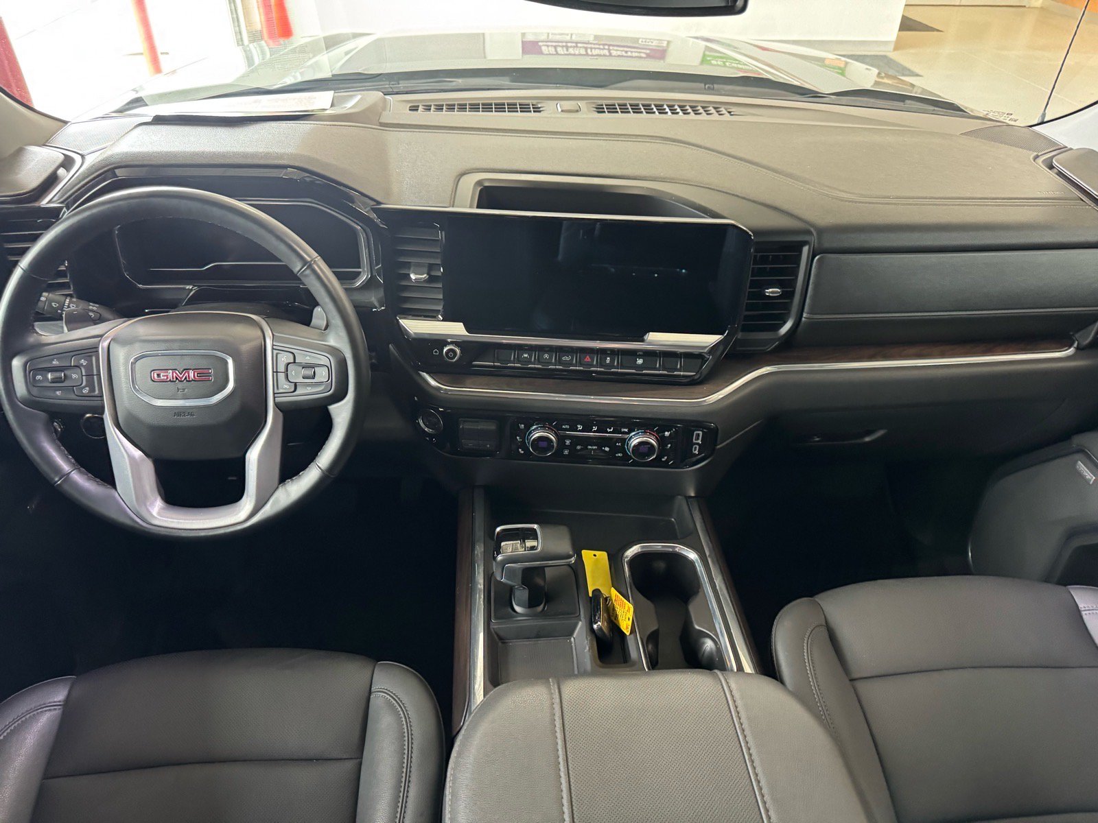 Used 2025 GMC Sierra 1500 SLT w/ SLT Convenience Package AWD/4WD image 14