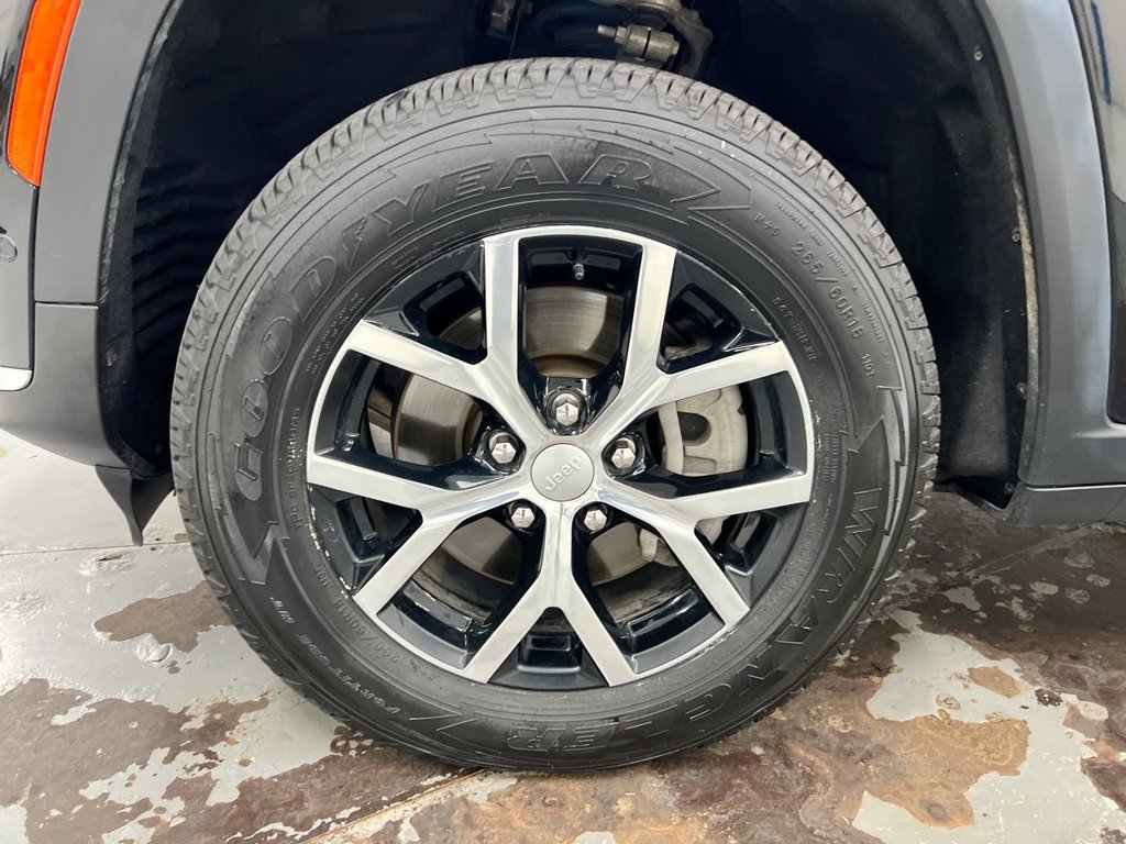 Used 2025 Jeep Grand Cherokee L Limited AWD/4WD image 29