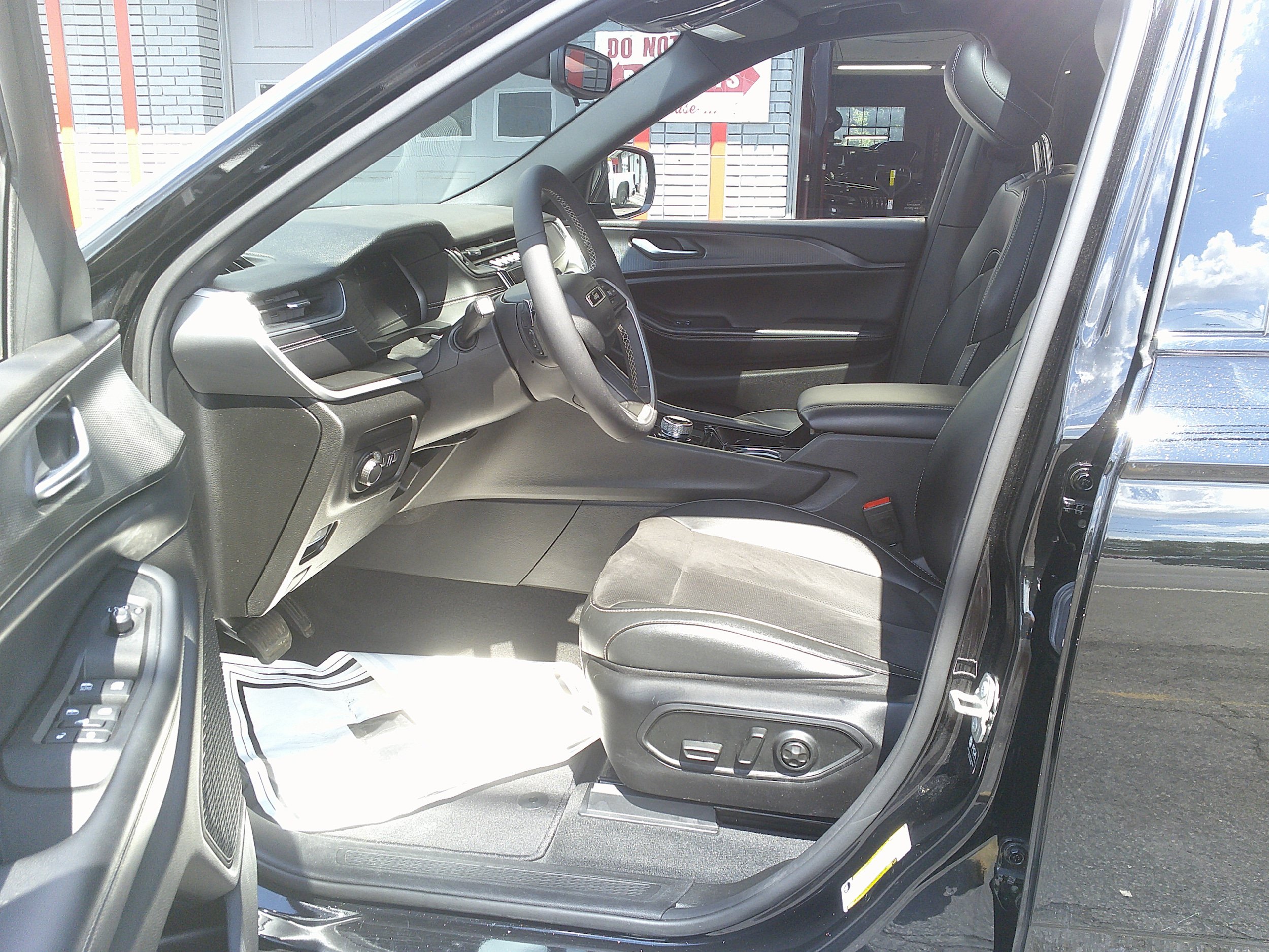 Used 2023 Jeep Grand Cherokee L Laredo AWD/4WD image 12