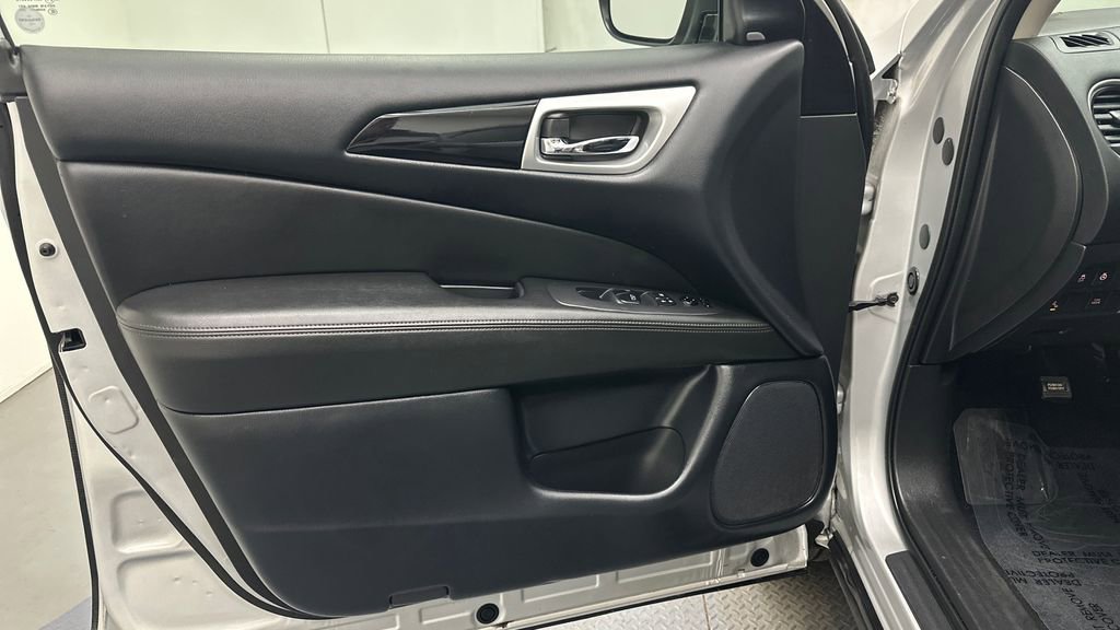 Used 2019 Nissan Pathfinder SV w/ SV Tech Package AWD/4WD image 16