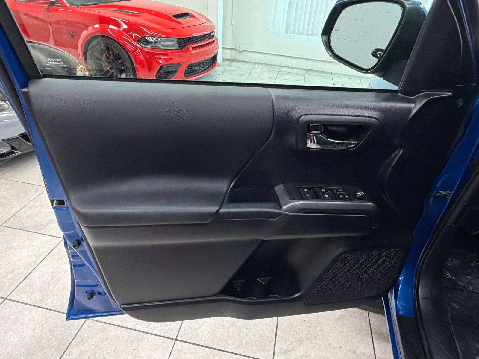 Used 2018 Toyota Tacoma TRD Sport w/ Technology Package AWD/4WD image 13