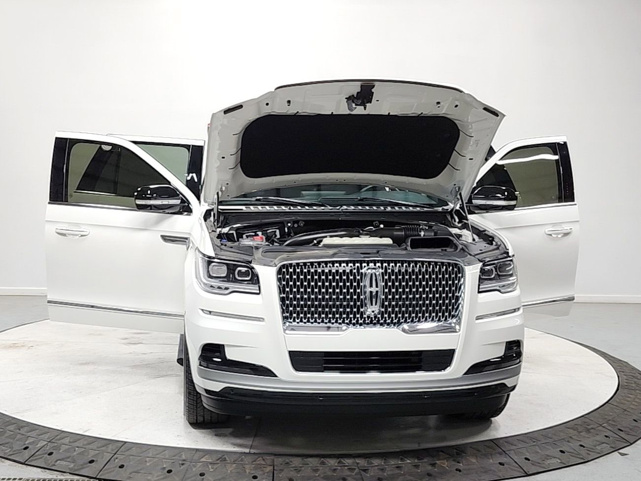 Used 2024 Lincoln Navigator Premiere AWD/4WD image 10