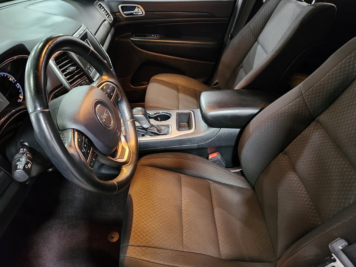 Used 2019 Jeep Grand Cherokee Laredo RWD image 28