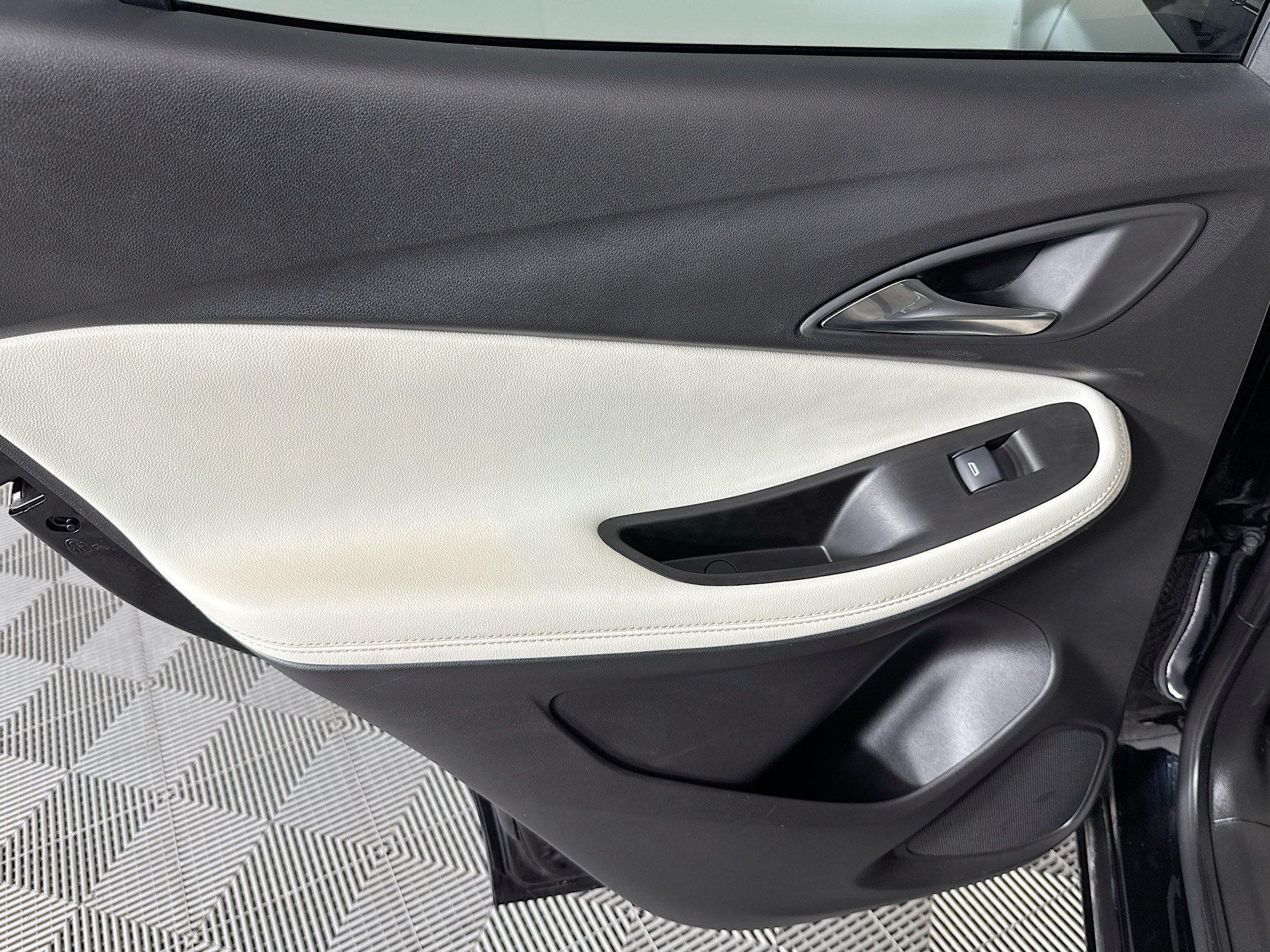 Used 2024 Buick Encore GX Avenir w/ Avenir Technology Package FWD image 24