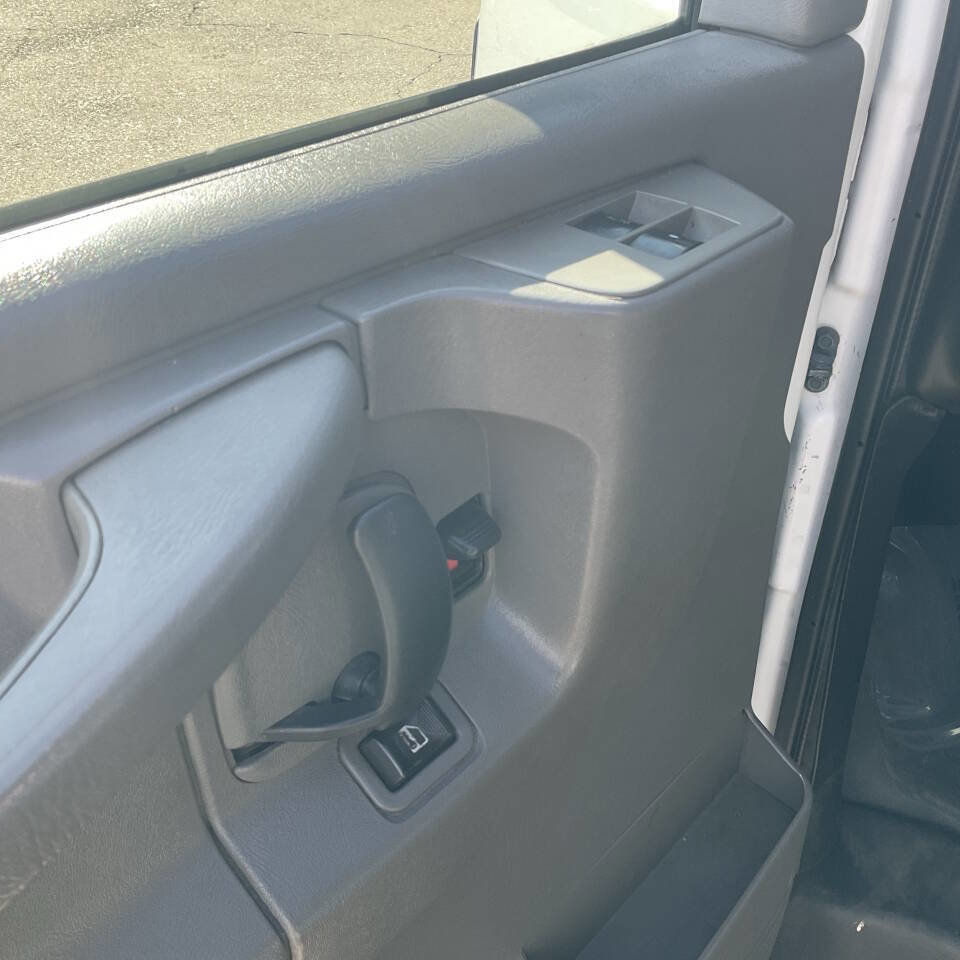 Used 2015 GMC Savana 2500 RWD image 9