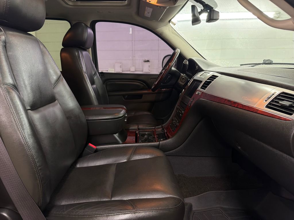 Used 2011 Cadillac Escalade Premium AWD/4WD image 29
