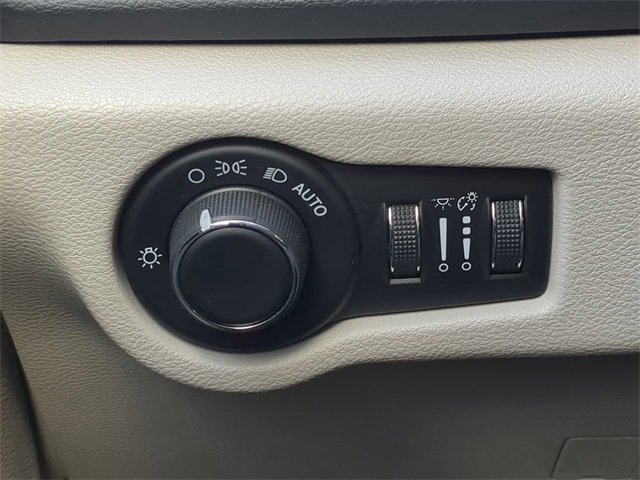 Used 2018 Chrysler Pacifica Touring w/ Tire & Wheel Group image 28