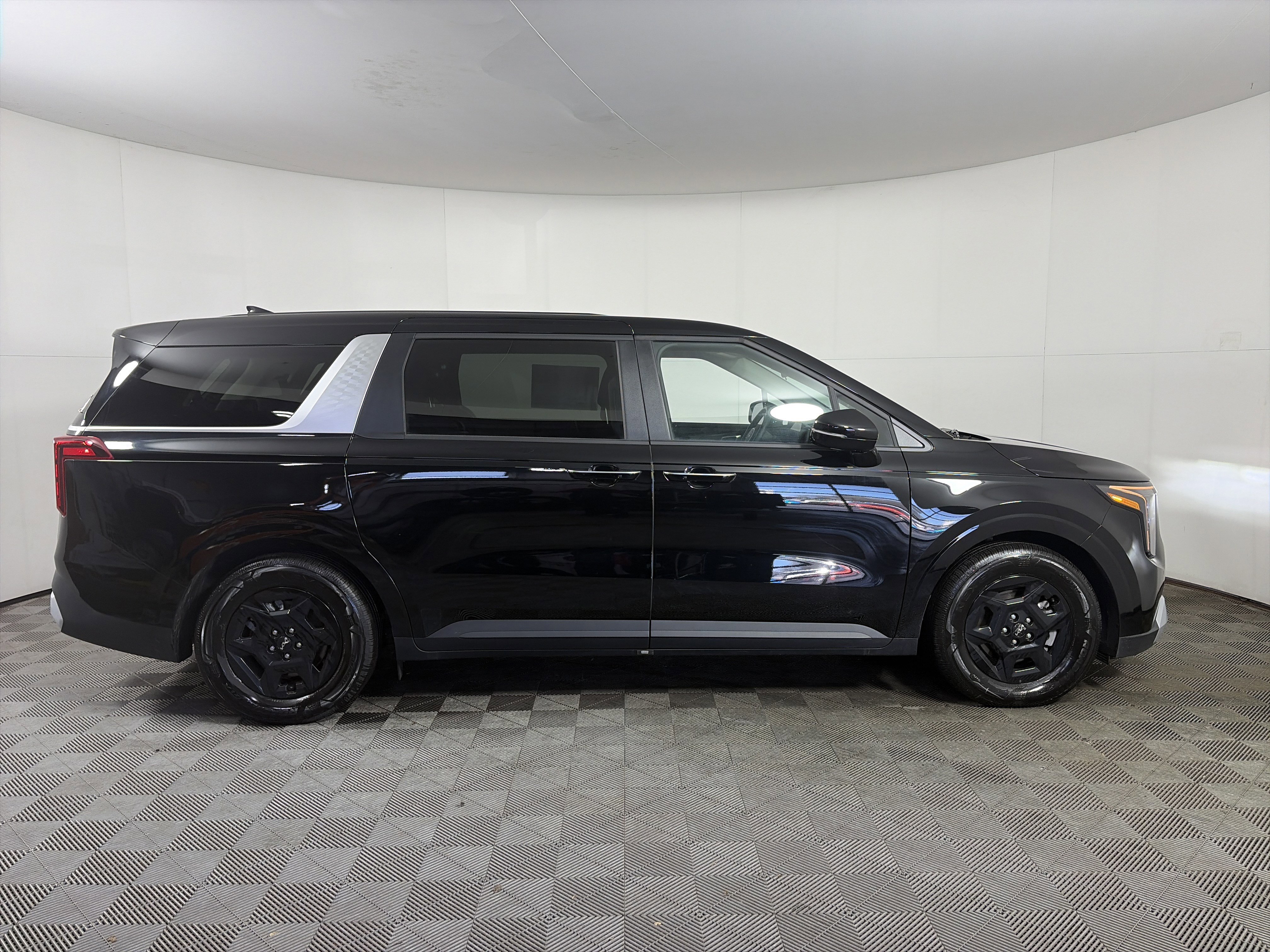 Used 2025 Kia Carnival image 13