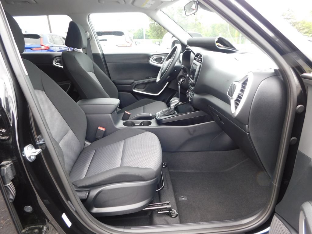 Used 2025 Kia Soul LX w/ LX Technology Package FWD image 16
