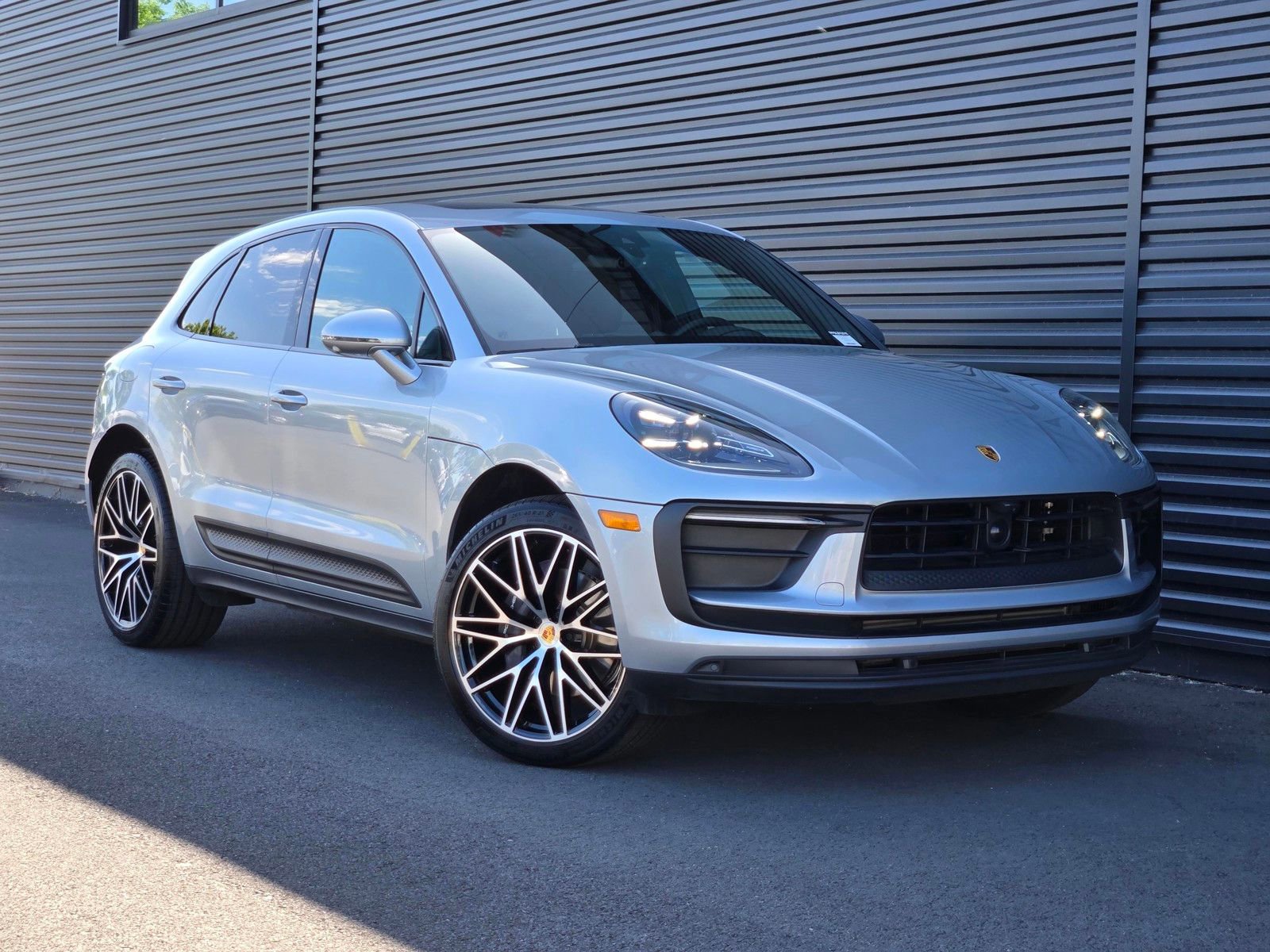 Certified 2025 Porsche Macan AWD/4WD image 9