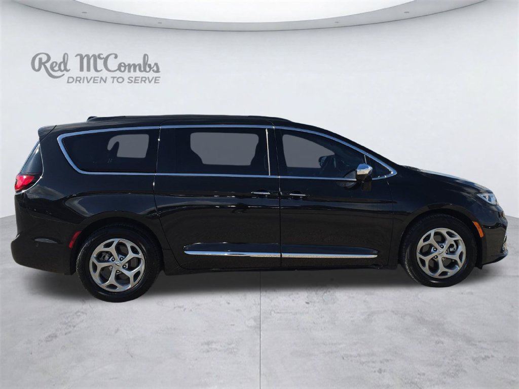 Used 2023 Chrysler Pacifica Limited w/ Uconnect Theater Family Group FWD image 7