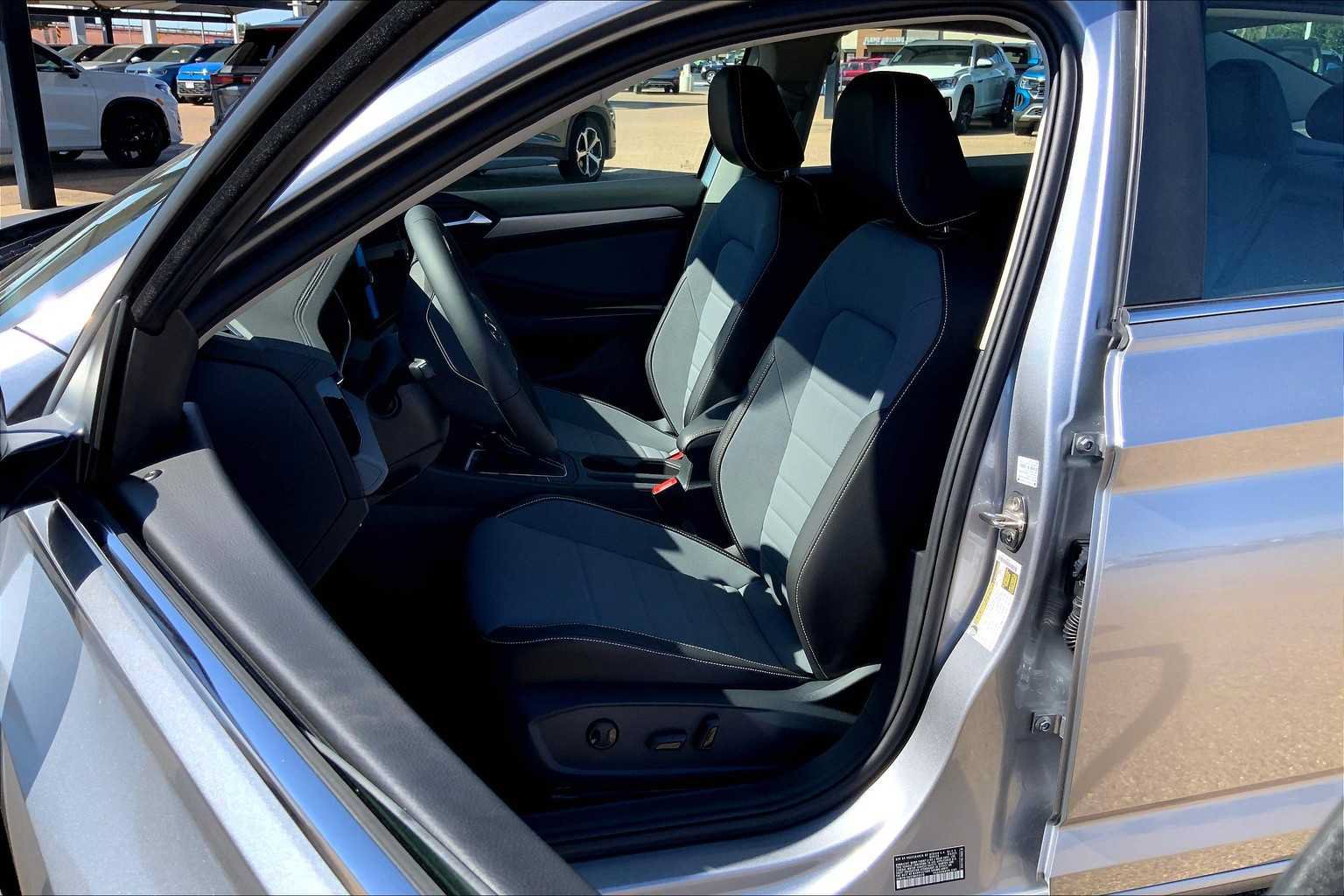 Used 2026 Volkswagen Jetta SE FWD image 9