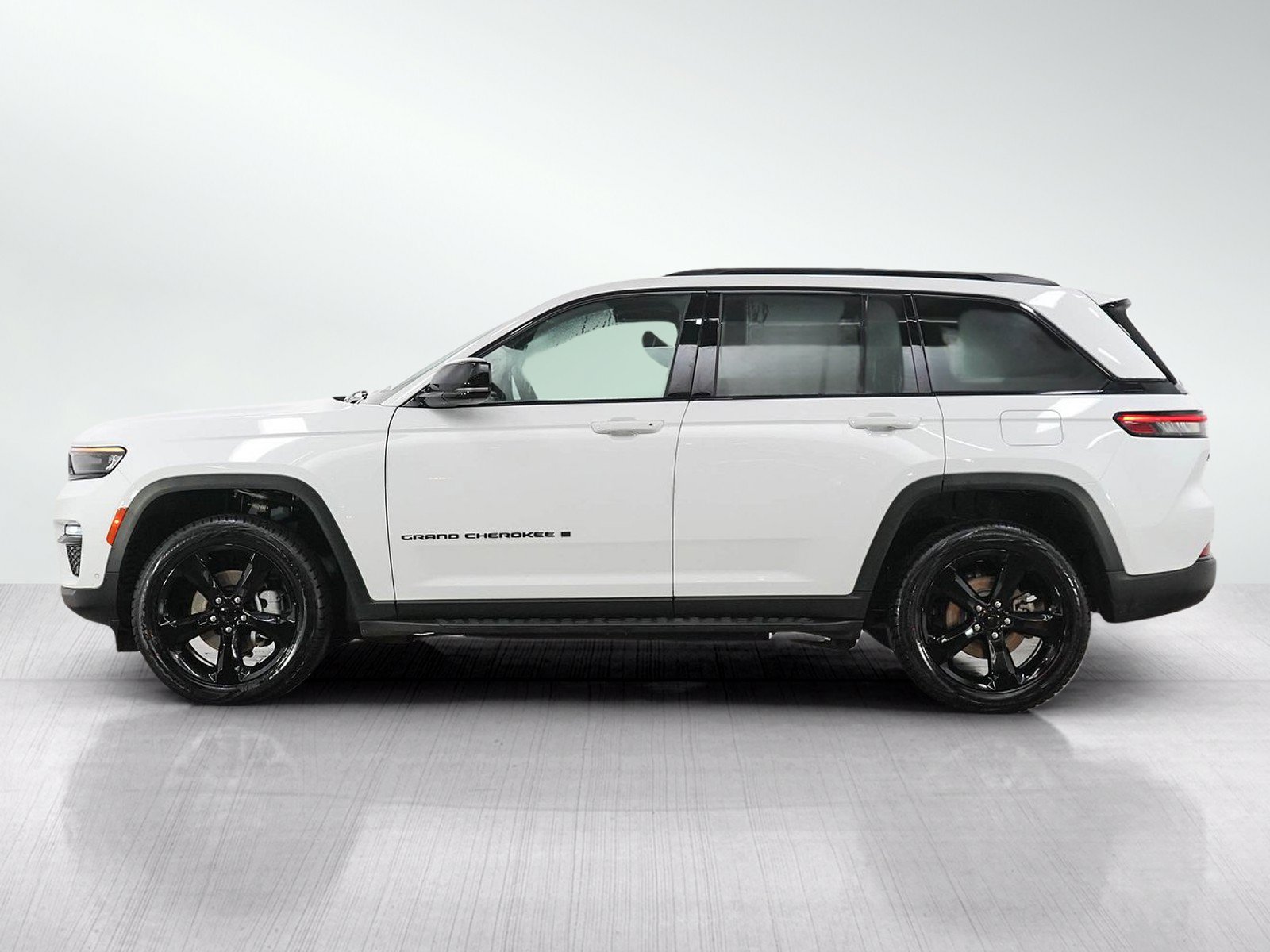 Used 2024 Jeep Grand Cherokee Limited w/ Luxury Tech Group II AWD/4WD image 3