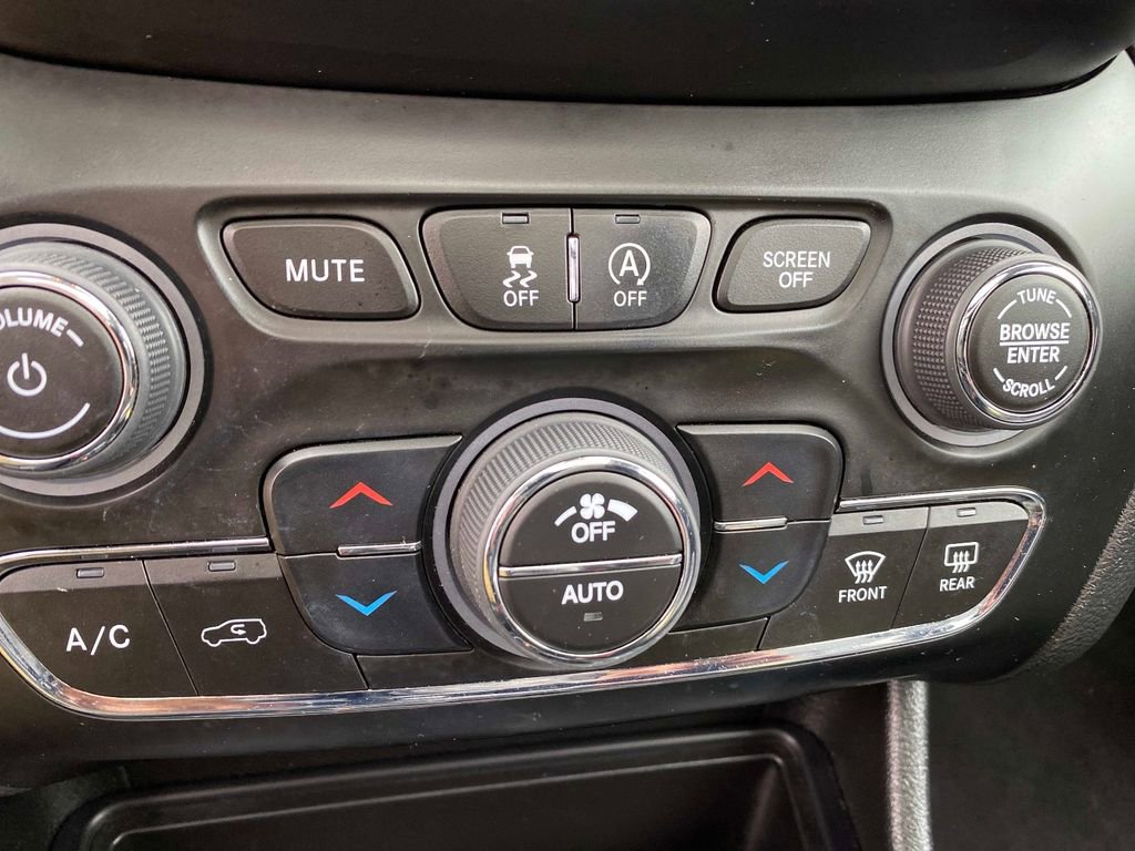 Used 2022 Jeep Cherokee Latitude Lux w/ Sun & Sound Group AWD/4WD image 16