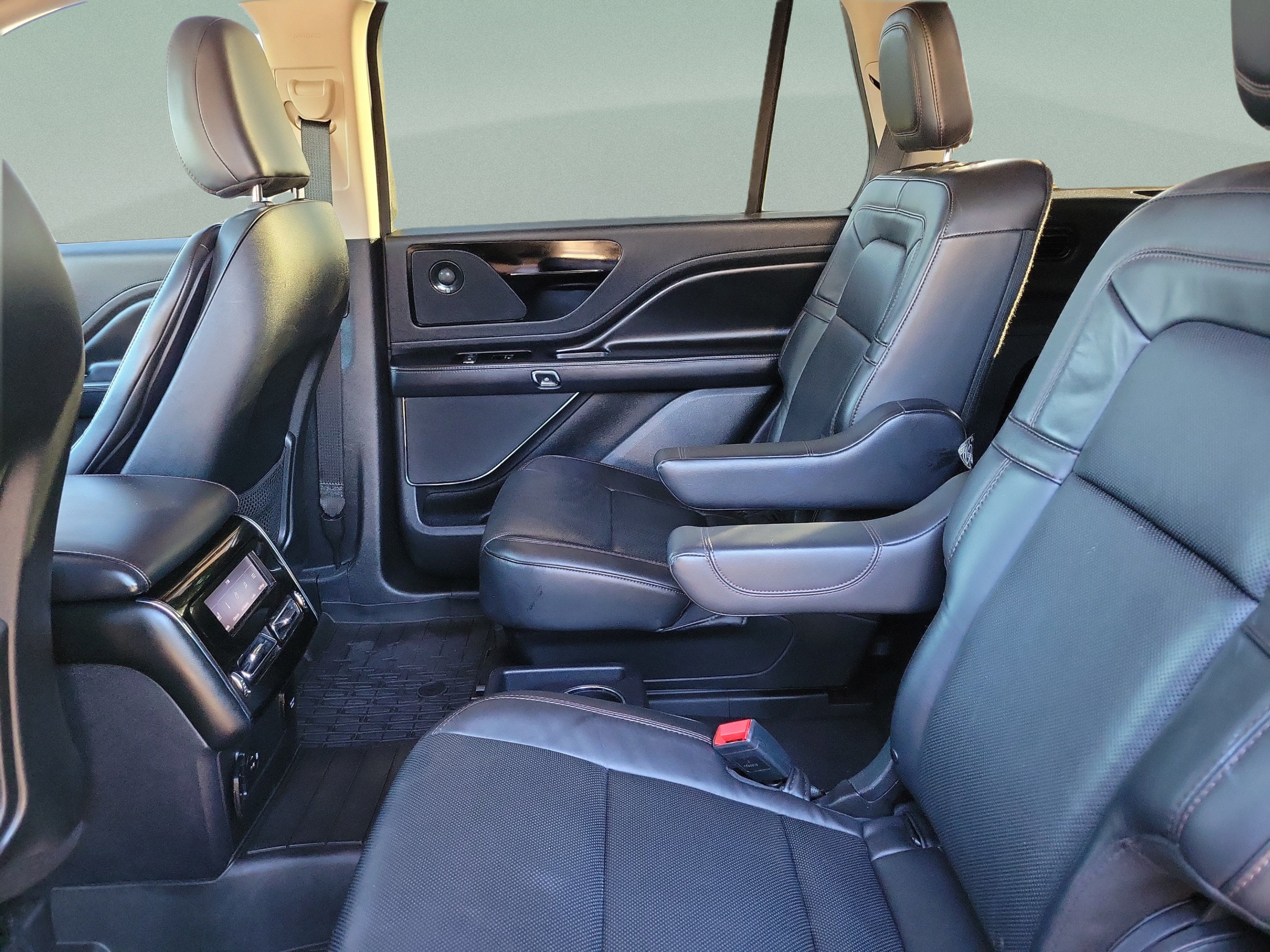 Used 2022 Lincoln Aviator Reserve w/ Equipment Group 201A AWD/4WD image 7