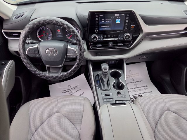 Used 2022 Toyota Highlander LE AWD/4WD image 9