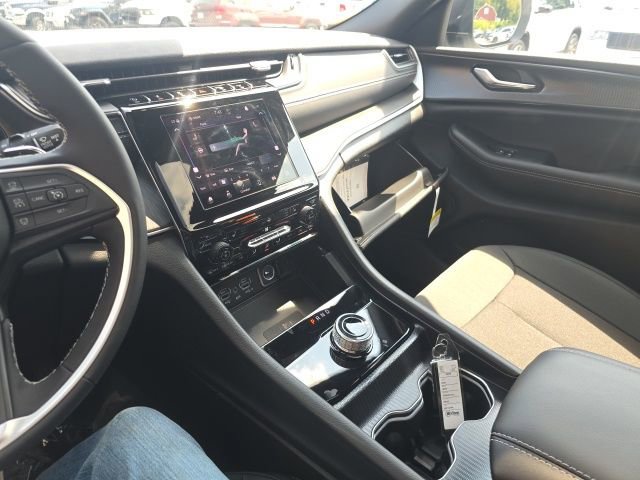 New 2025 Jeep Grand Cherokee L Laredo w/ Luxury Tech Group I image 25