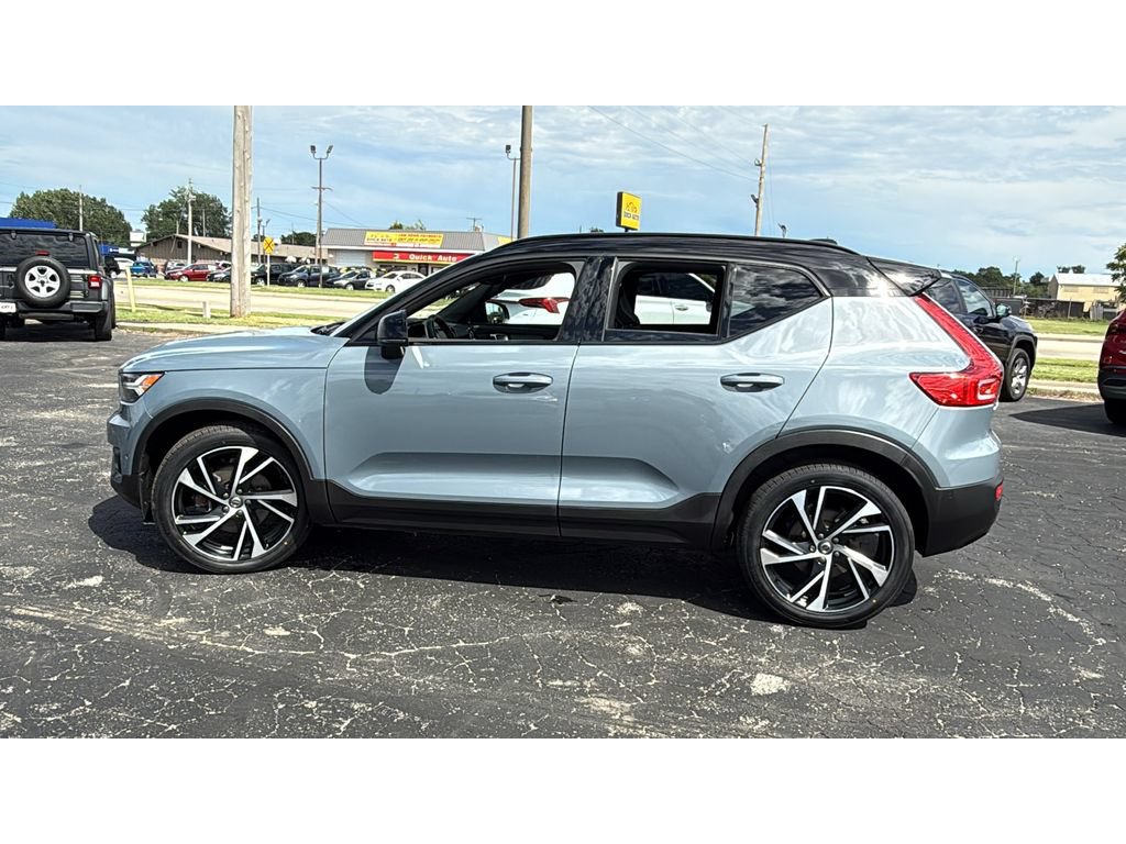 Used 2022 Volvo XC40 T5 R-Design w/ Advanced Package AWD/4WD image 4
